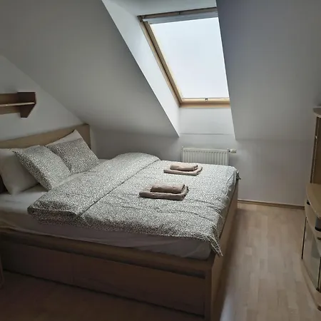 Lägenhet Uresova S Terasou A 3loznice *