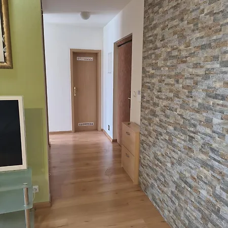 Lägenhet Uresova S Terasou A 3loznice Prag